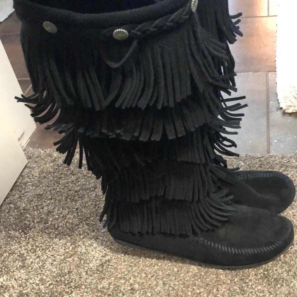 Size 8 women’s black Minnetonka fringe boots